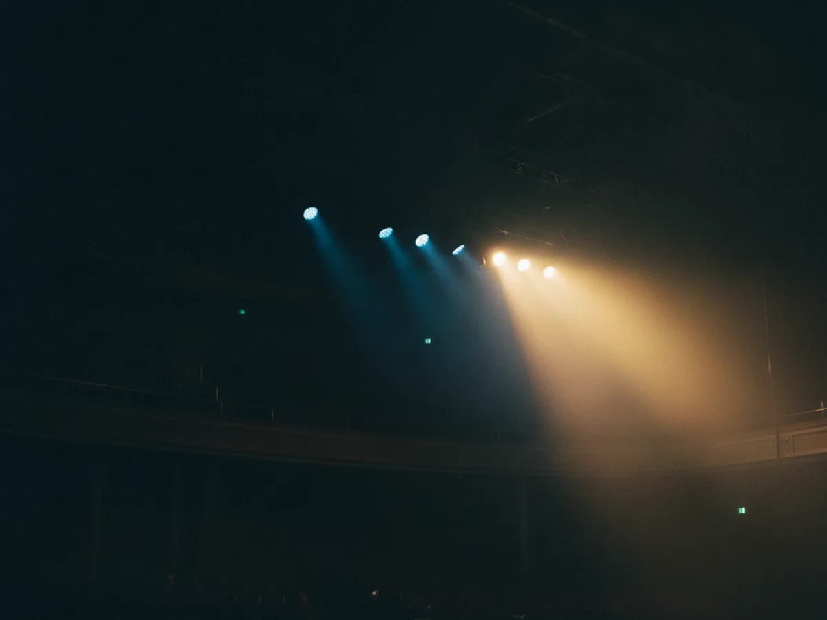 Warmes Bühnenlicht in dunklem Konzertsaal