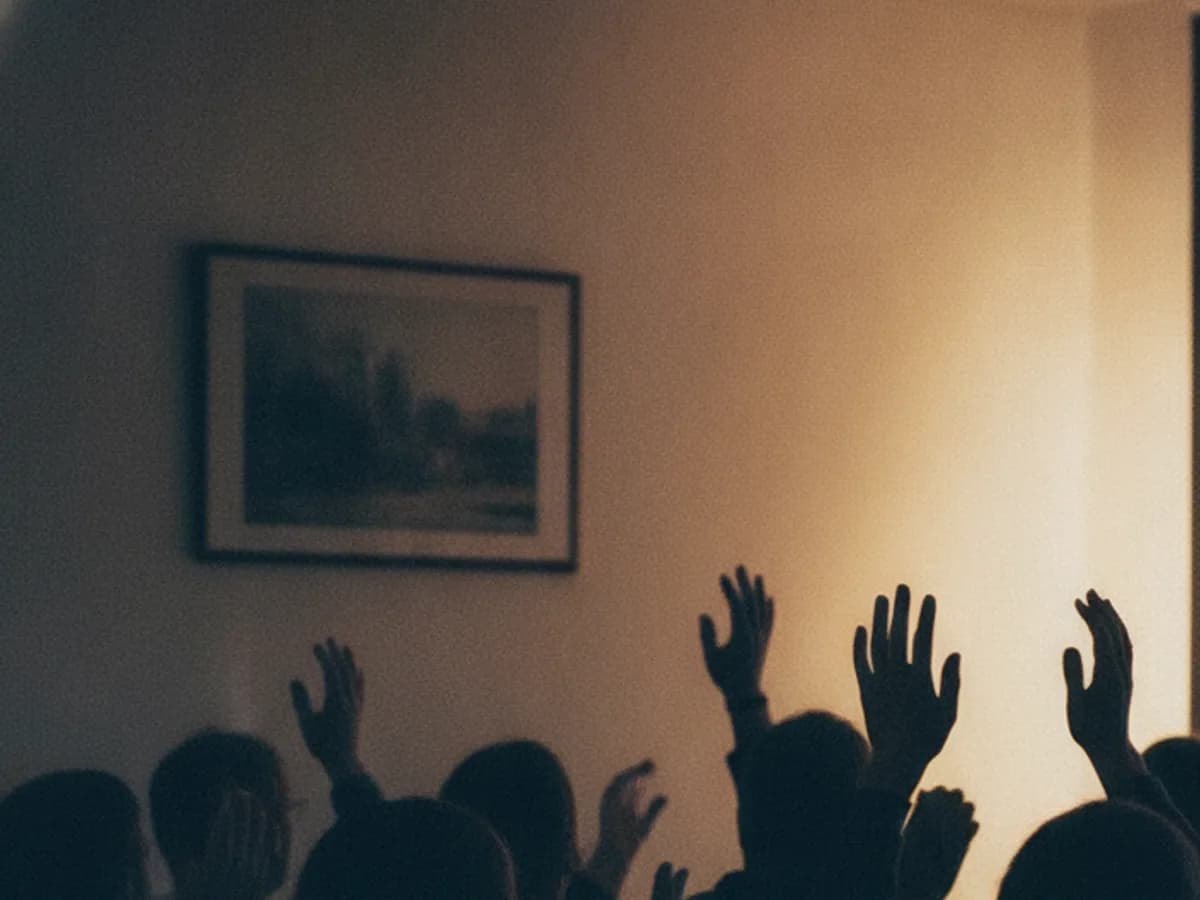 Silhouette einer kleinen Menschengruppe von hinten mit erhobenen Händen